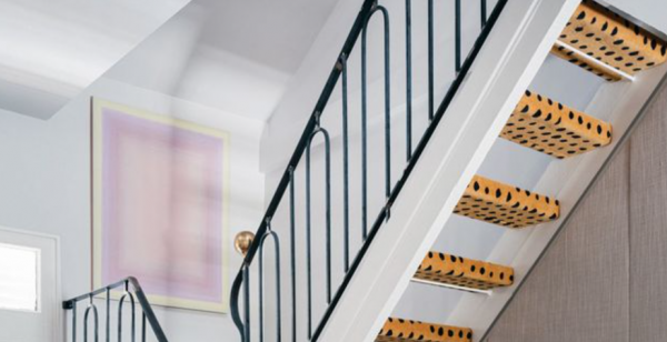 Tangga geometris dengan langkah-langkah beton polos